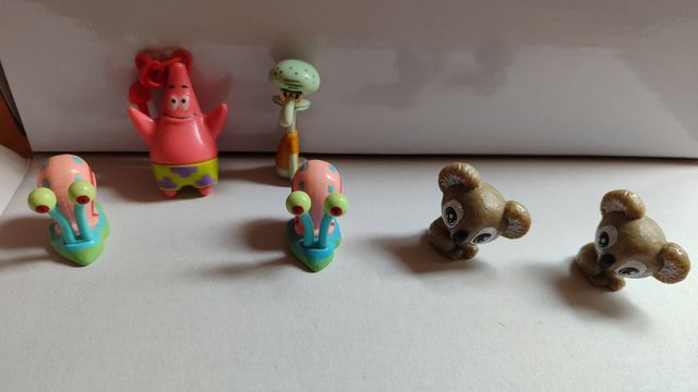 21 Muñecos pequeños de diferentes colecciones 