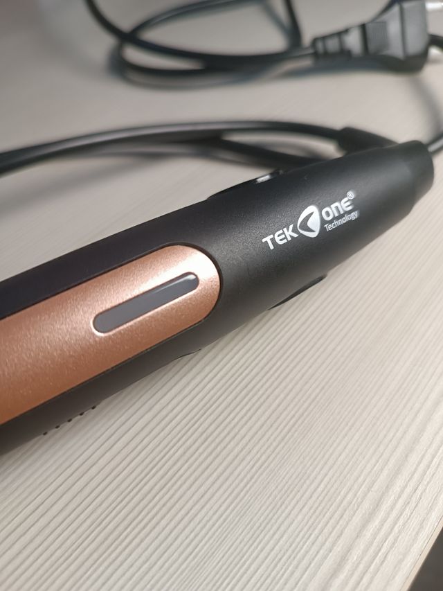 Piastra capelli TEK - ONE nera e oro