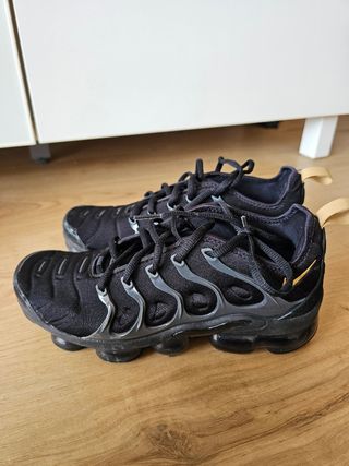 Zapatillas Nike Vapormax - Negras/Doradas de segunda mano por 70 EUR en  Valencia en WALLAPOP
