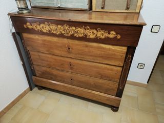 Cómoda antigua de madera