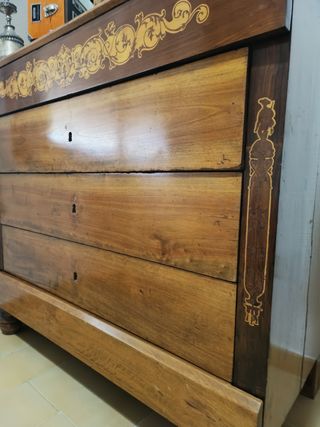 Cómoda antigua de madera