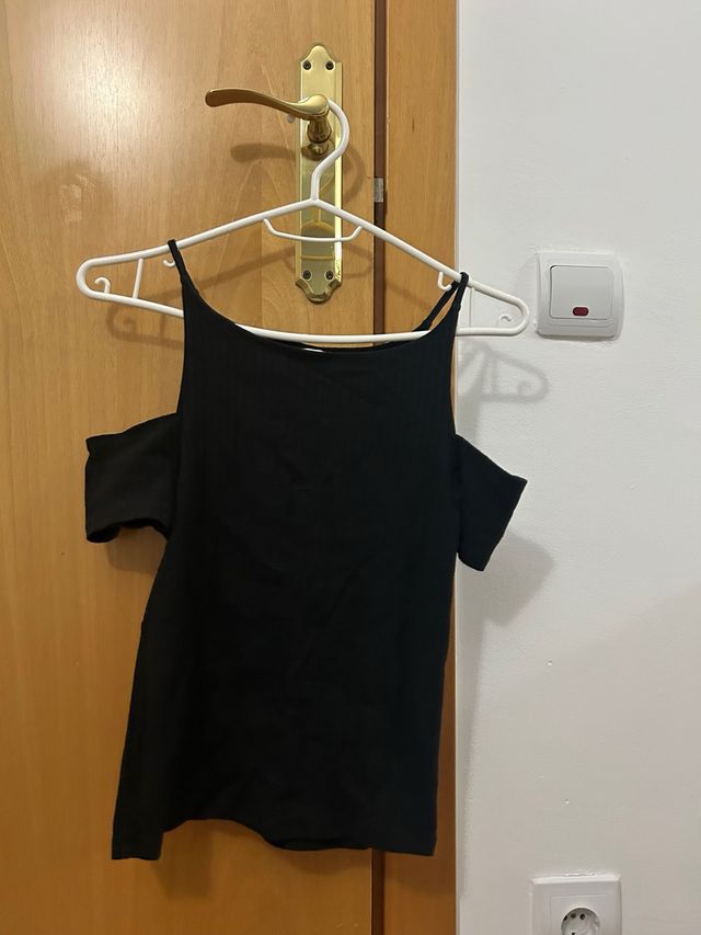 Top negro hombros caídos Pimkie