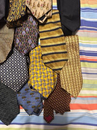 25 Corbatas de diferentes colores.