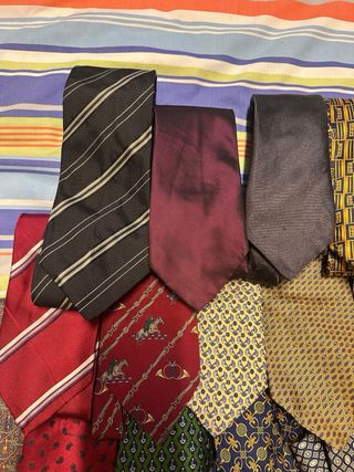 25 Corbatas de diferentes colores.