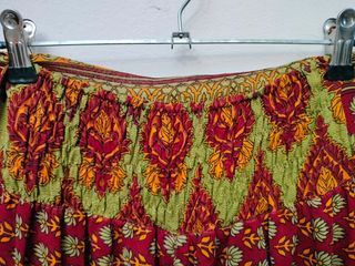 Pantalones anchos rojos y verdes