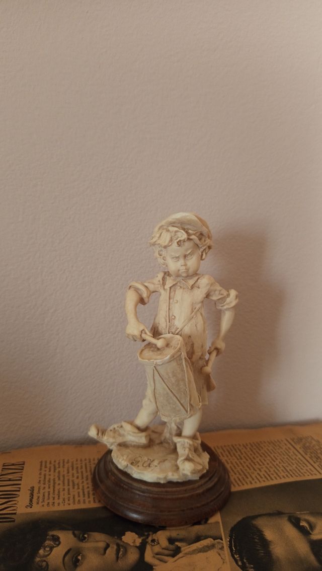 Statua bambino con tamburo Armani