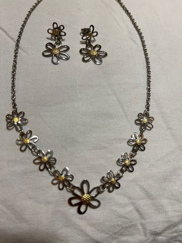 Collar y pendientes flores dorado plata