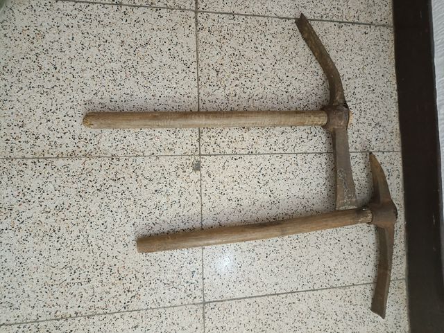 2 picos antiguos de hierro 