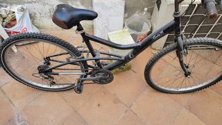 Bicicleta montaña negra