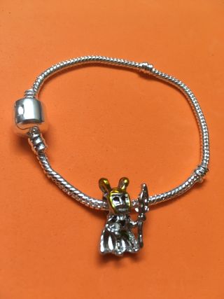 Pulsera plata con charm Loki