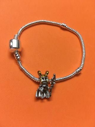 Pulsera plata con charm Loki