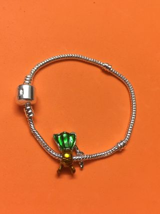 Pulsera plata con charm Loki
