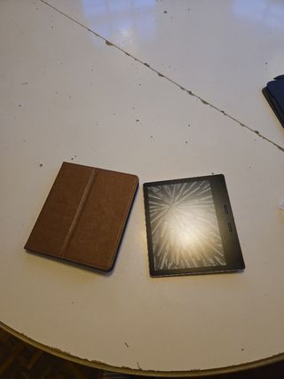Kindle Oasis: custodia marrone + lettore nero