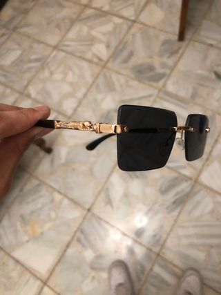 Gafas de sol modernas doradas