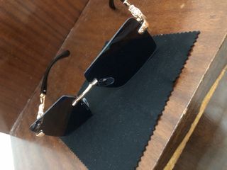 Gafas de sol modernas doradas