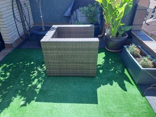 Sillón ratán marrón con almacenaje como nuevo 