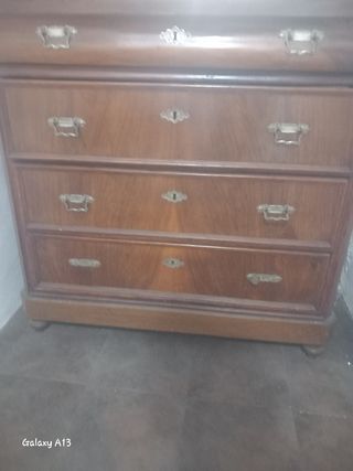 Cómoda antigua de madera.
