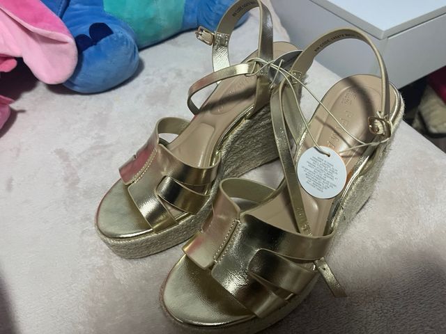 Alpargatas doradas cuña