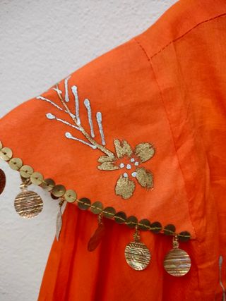 Vestido playero naranja y dorado