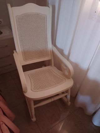 Mecedora blanca mimbre-madera