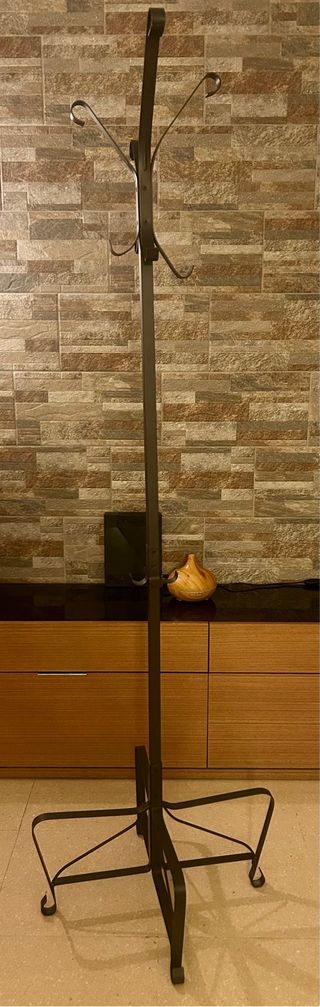 Perchero pie metal negro