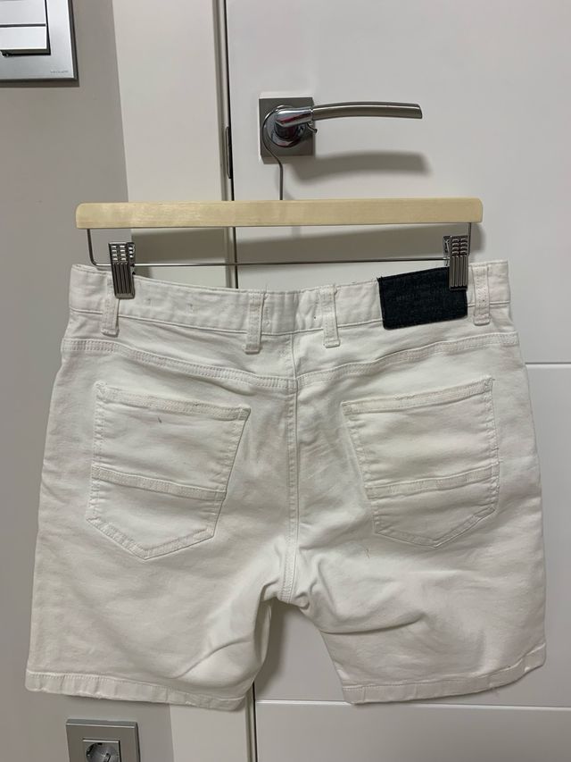 Vaqueros cortos blancos BERSHKA