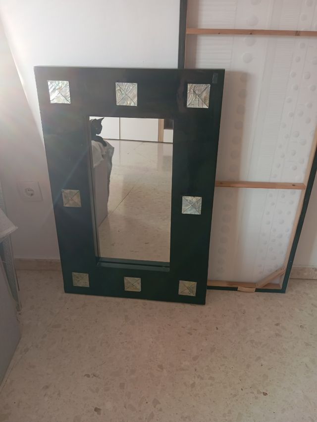 Espejo negro con detalles en metálicos