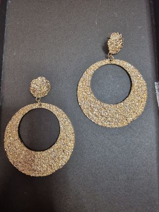 Pendientes dorados grandes redondos