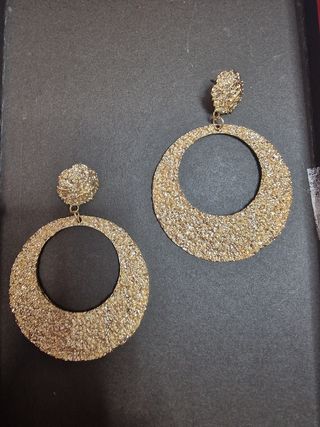 Pendientes dorados grandes redondos