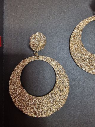 Pendientes dorados grandes redondos