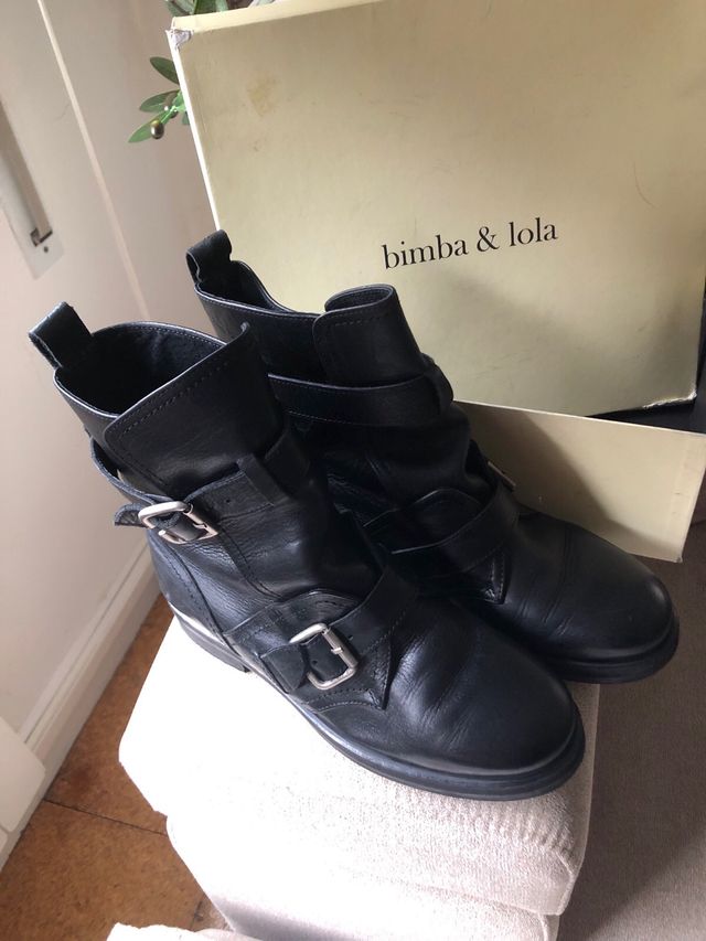 Botines Bimba y Lola negros detalle de hebilla