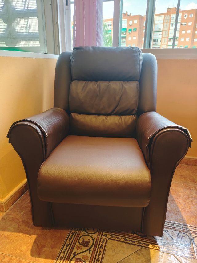 Sillón marrón de piel sintética