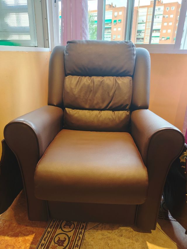 Sillón marrón de piel sintética