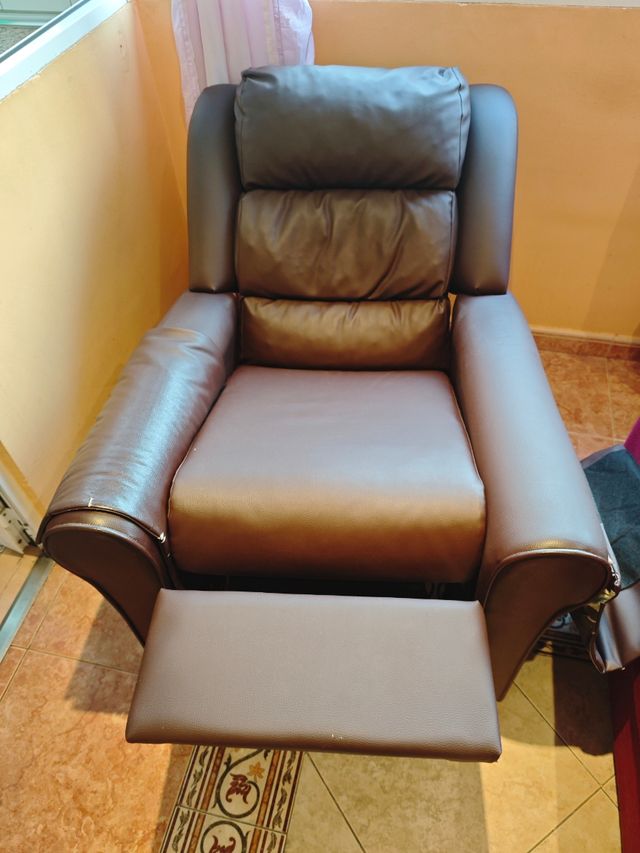 Sillón marrón de piel sintética