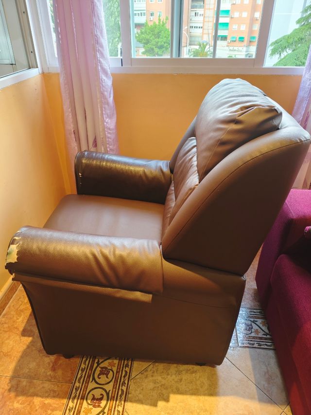 Sillón marrón de piel sintética