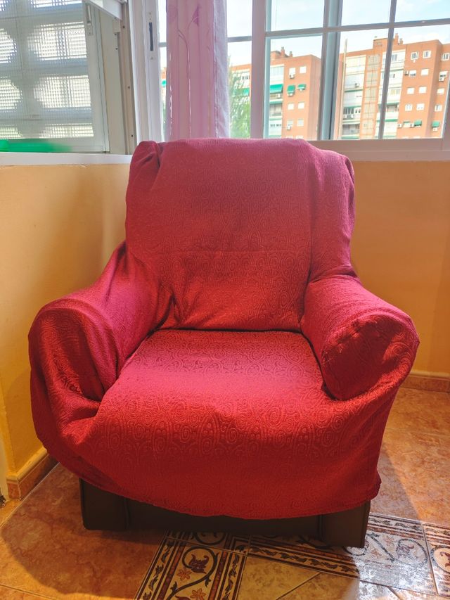 Sillón marrón de piel sintética