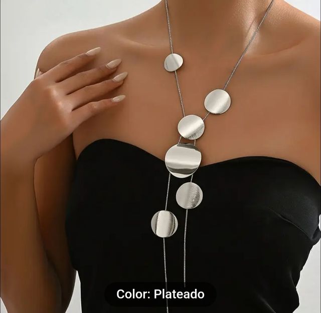 Collar y pendientes plateados de metal.