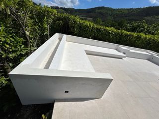 Decoración piscina, jardineras bancos