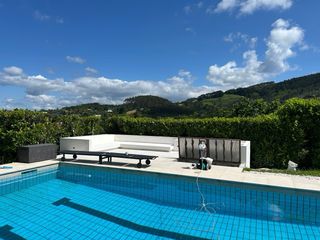 Decoración piscina, jardineras bancos