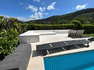 Decoración piscina, jardineras bancos
