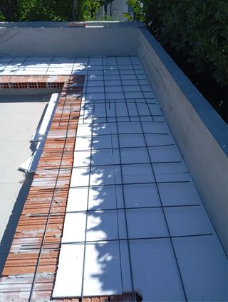 Decoración piscina, jardineras bancos