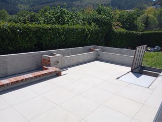 Decoración piscina, jardineras bancos