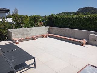 Decoración piscina, jardineras bancos