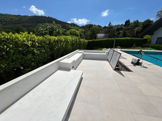 Decoración piscina, jardineras bancos