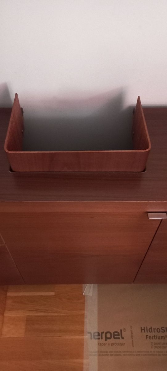 Mueble baño madera marrón.