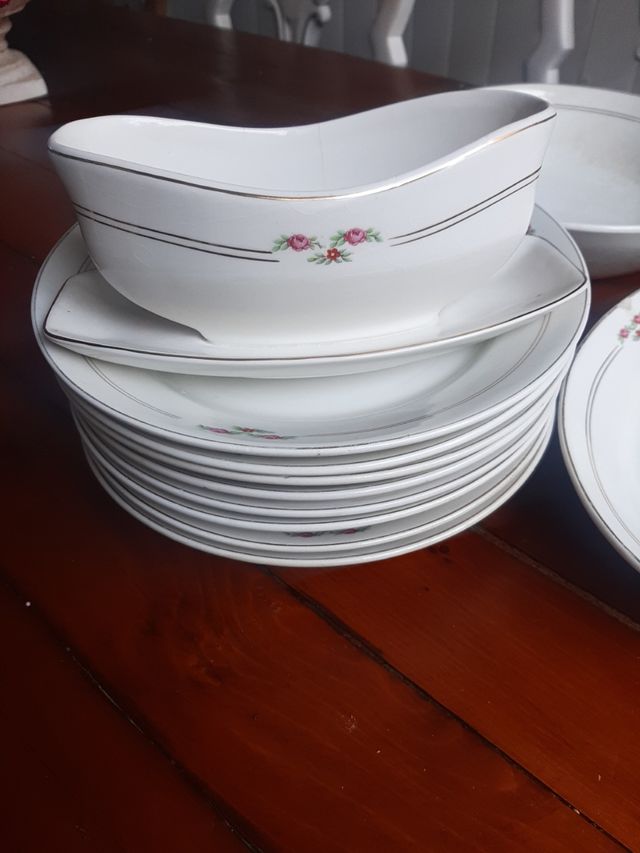 Vajilla antigua porcelana dorada. Restos