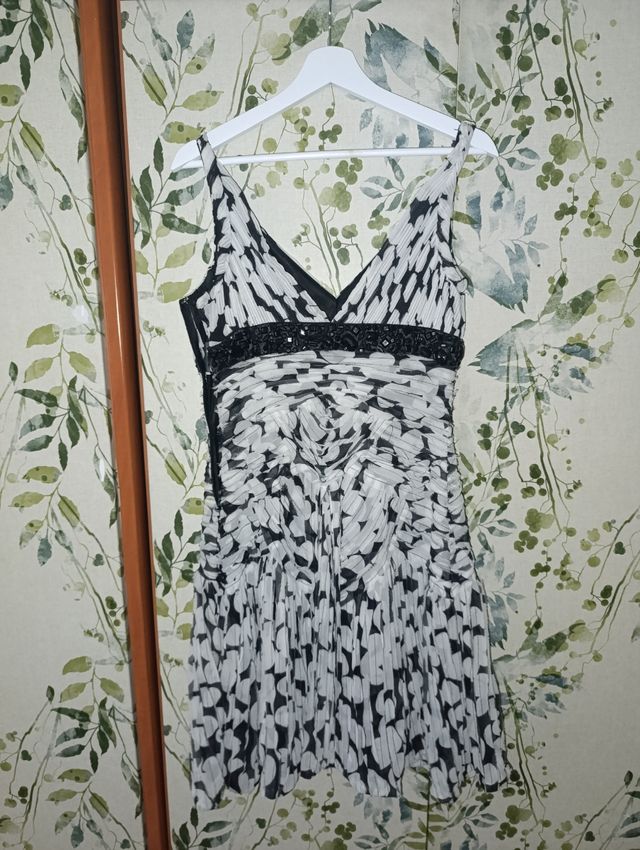 Vestido negro y blanco con detalle brillante