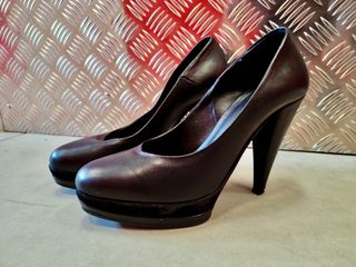 Tacones negros de piel