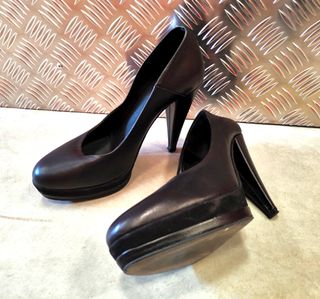 Tacones negros de piel