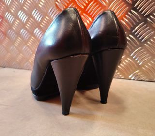 Tacones negros de piel